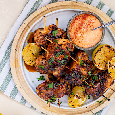 Kippendijfilet gemarineerd in een Baharat-honing mix van de BBQ