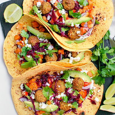 Wortelwraps met zoete aardappel, falafel en feta