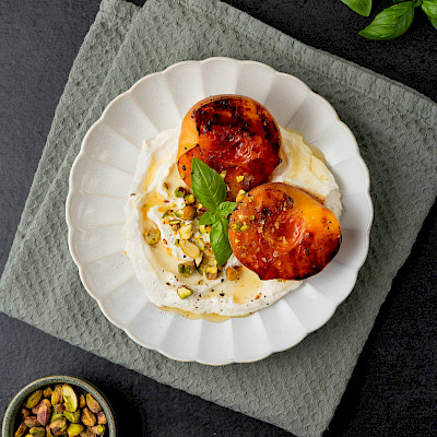 Frisse ricotta met gegrilde perzik en pistache