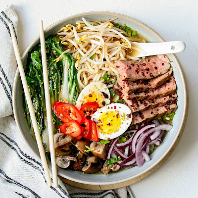 Ramen noodle soep met paksoi en beef