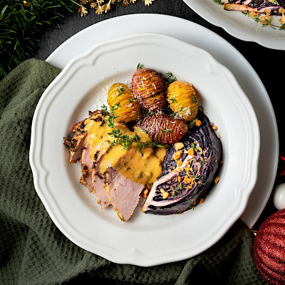 Beenham met geroosterde rode kool en hasselback aardappelen