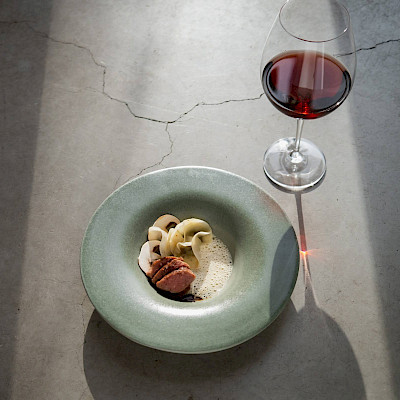 Geitenbok met knolselderij en gebakken gist