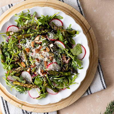 Gegrilde groene aspergesalade met Parmezaan en amandelen