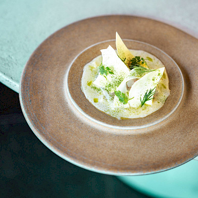 Zeebaars, gefermenteerde asperge, koude beurre blanc van asperge, papier van asperge en zoetzure asperges