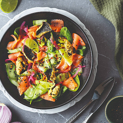 Asian style salade met gerookte zalm en nori chips