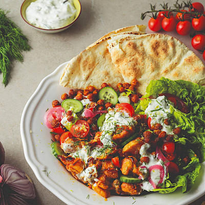 Griekse tzatziki-kip bowl met geroosterde kikkererwten