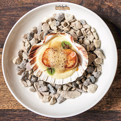 Vieiras con espuma de langosta