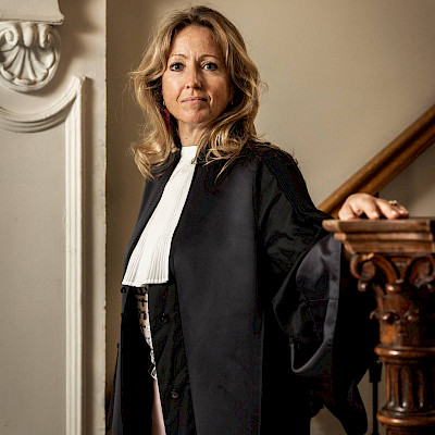“Met twee voeten in de modder” de menselijke kant van de rechter