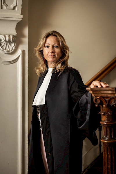 “Met twee voeten in de modder” de menselijke kant van de rechter