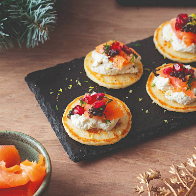 Blini’s met ricotta, zalm en granaatappelpitjes