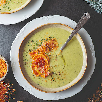 Courgette-bloemkoolsoep met knapperige pancetta