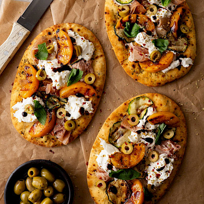 Flatbread met prosciutto, gegrilde perzik & burrata