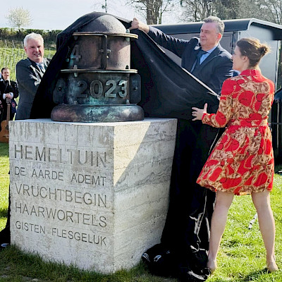 Onthulling van Kunstwerk Maarten van den Berg in Wijngaard Sterreheim