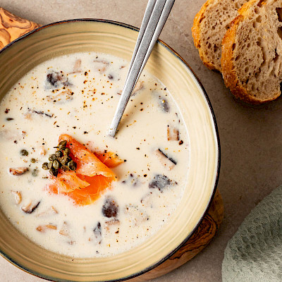 Aspergesoep met shiitake, wilde zalm & knapperige kappertjes