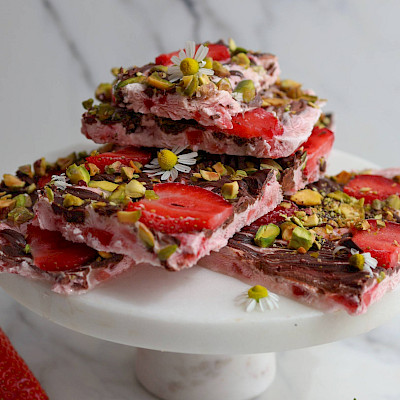 Yoghurt bark met aardbeien, pure chocolade en knapperige pistache