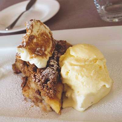 Appelcrumble met vanille-ijs en mascarpone