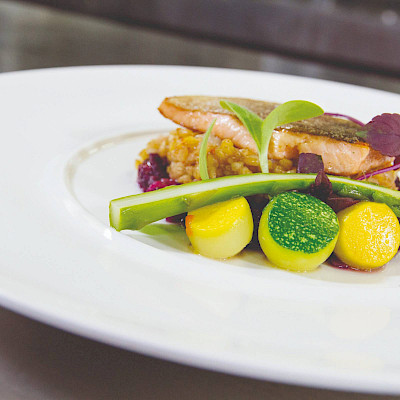 Forel met rode kool en risotto