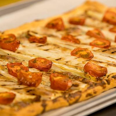 Aspergepizza met zalm en cherrytomaat