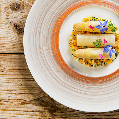 Asperges met boeren roomboter, kruiden en bloemen