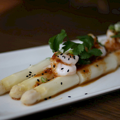 Asperges met grote garnalen en sesamdressing