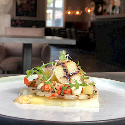 Asperges met koolrabi, rivierkreeftjes en aardappelblokjes