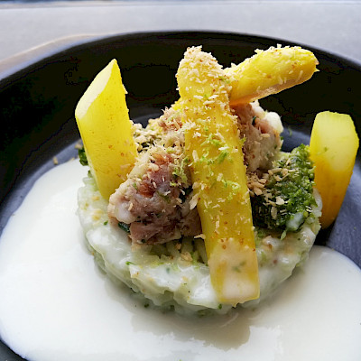 Asperges met makreel, daslookpesto en kokosmelksaus