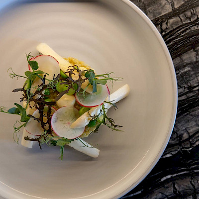 Bulgur salade met voorjaarsgroenten en asperge