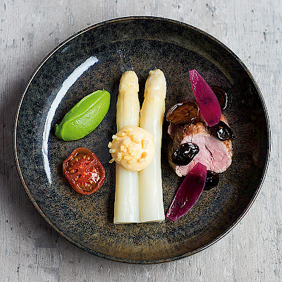 Gebraden kalfshaas met asperge, gemarineerde tomaat en daslook