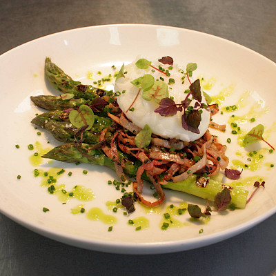 Groene asperges, gepocheerd eendenei, Livar ham en kruidenolie