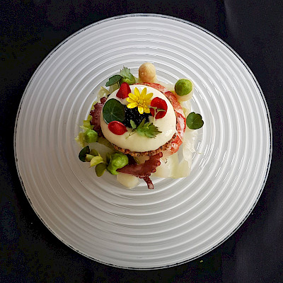 Limburgse asperges met kreeft, octopus en aardappellimoenschuim