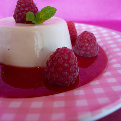 Panna cotta met frambozensaus