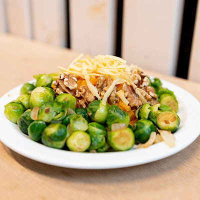 Spruiten stamppot met zoete aardappel, walnoot en oude kaas