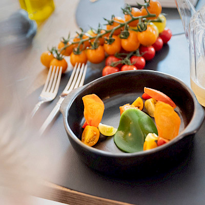 Tomatenbouillon met snoeptomaatjes, parmezaanschuim en basilicum