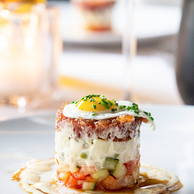 Tonijntartaar met soja en sesam, aardappelsalade, pikante salade en kwartelei