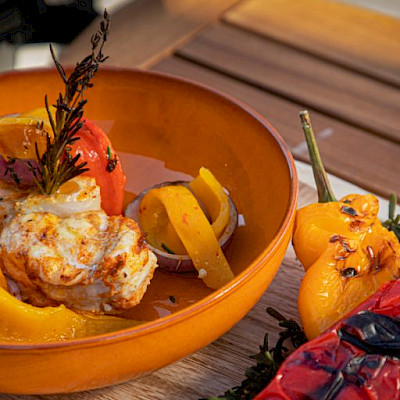 Big Green Egg: gegrilde zeeduivel met gepofte paprika