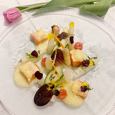 Gemarineerde asperges met vers gerookte zalm (gastronomie Smeets)