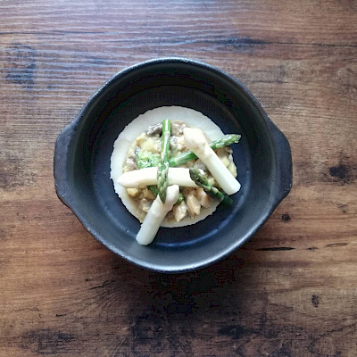 Ragout van hoender met Limburgse asperges, grot champignons en peterseliewortel (restaurant Het Gerecht)