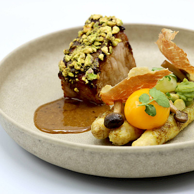 Limburgs speenvarken | Ras el hanout asperges | pistache (restaurant Holsterhof)