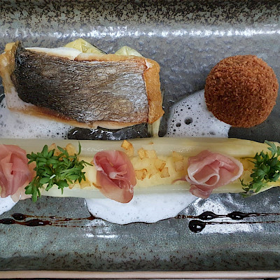 Bitterbal van asperge en Serranoham (restaurant Nakal)