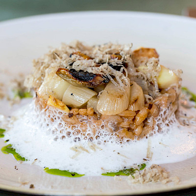 Risotto met asperges, morilles, zeekraal en schuim van Parmezaan (restaurant RED)