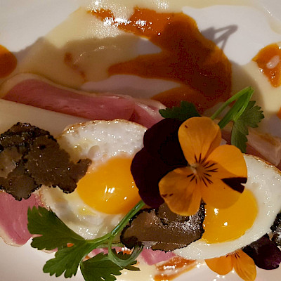 Luxe voorjaarscombi van asperge, brioche, gerookte gans en truffel (restaurant Pomerol)