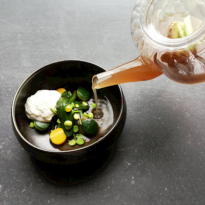 Auberginebouillon met ricotta, rode peper olie, doperwt en lamsoor (Restaurant Het Gerecht)