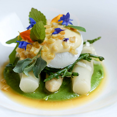 Limburgse asperge op een puree van daslook
