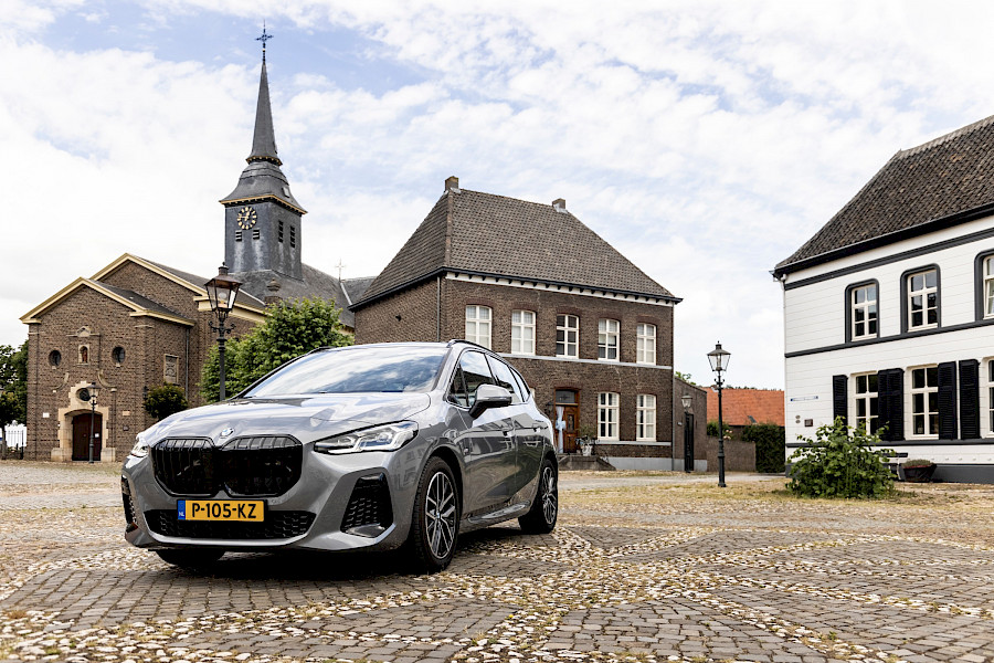 BMW 218I Active Tourer: Door op ingeslagen weg