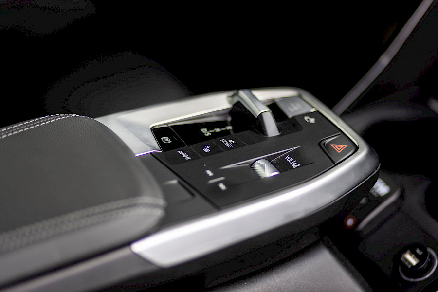 BMW 218I Active Tourer: Door op ingeslagen weg