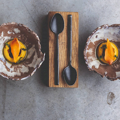 Kerst Amuses: Bospeen bbq, chutney en karamel met jonge dennentopolie