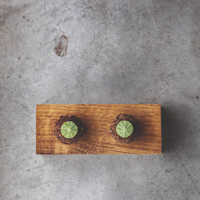 Kerst Amuses: “No waste”-balletje van cacao, zuurdesem en paddenstoelen